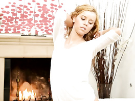 Juicy vag gets stimulated by girl's deft fingers