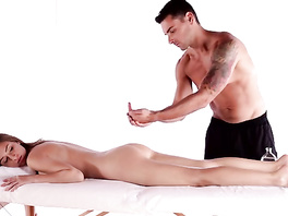 Passion on the massage table with a splendid babe