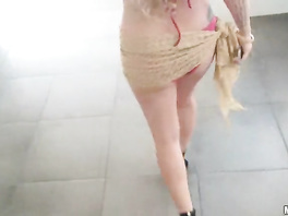 Sexy brunette pulls out fucker's dick and tastefully sucks it