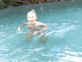 Teen chick masturbates cunt before going to swim in pool