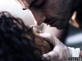 Luxurious hot mulatto chick Scarlit Scandal fucks a delivery guy while quarantine